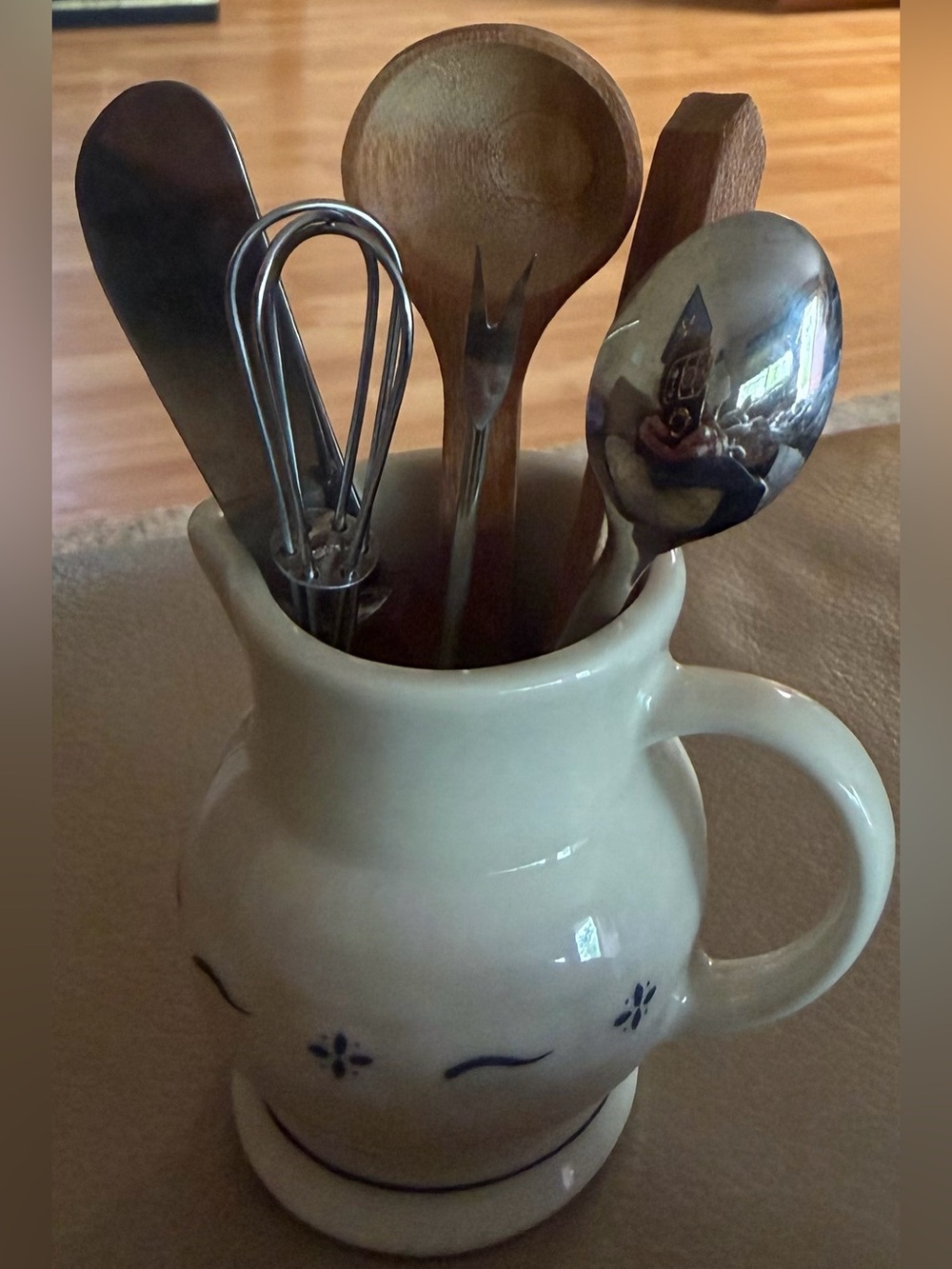 LONGABERGER CC MINIATURE PITCHER/UTENSILS.